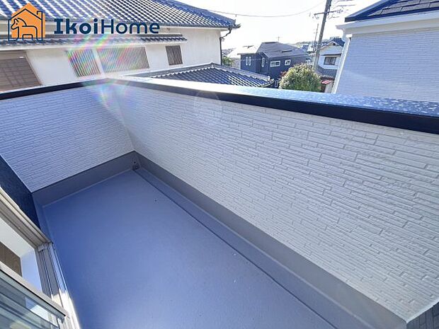 【バルコニー】屋根がないですがバルコニー屋根は約8万円から設置することも可能です。