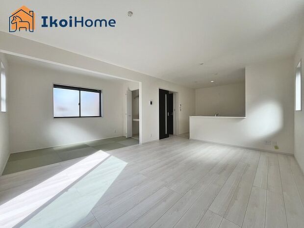 【居間・リビング】◆同社施工例◆広々としたLDKは開放感があり、大型家具を設置しても圧迫感がありません。