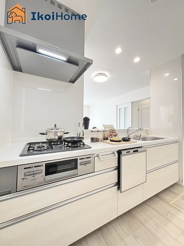 【キッチン】◆同社施工例◆キッチンと同色のカップボードの設置依頼を承ることが多いです。お気軽にご相談下さいませ