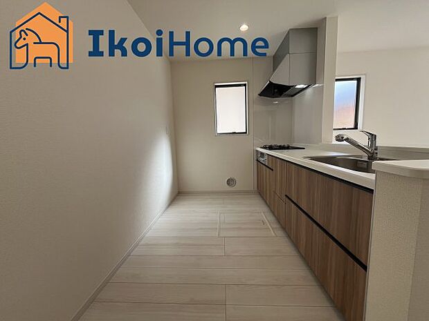 【キッチン】◆同社施工例◆キッチンと同色のカップボードの設置依頼を承ることが多いです。お気軽にご相談下さいませ