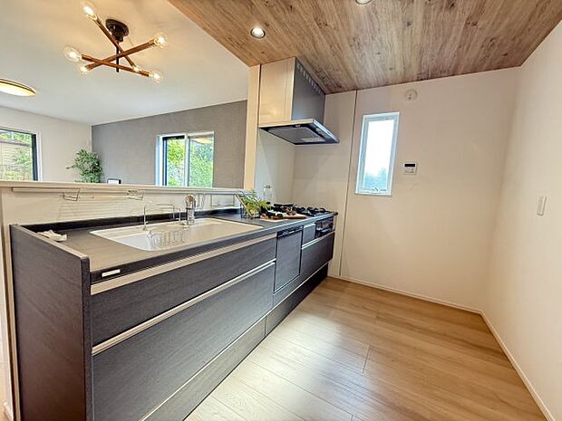 【キッチン】同社施工事例です●年中無休:当日予約可●シンクは傷や汚れが付きにくく音を大幅に軽減する静音仕様