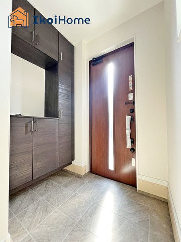 【シューズボックス】収納できる場所が多く家族が多い方、靴を集めることが好きな方、いろいろな方が便利に使うことができます。