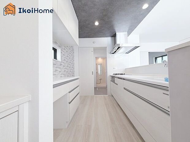 【キッチン】【ホームページに現地動画掲載中】●年中無休:当日予約可●同色カップボード完備で統一感のあるキッチン♪