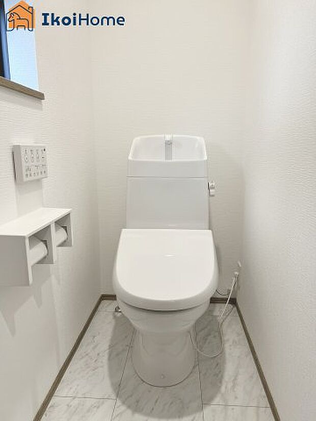 【トイレ】トイレには温水洗浄便座機能付きで、冬も便座が冷たくないので腰冷えを避けられます。