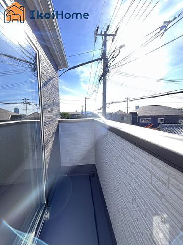 【バルコニー】屋根がないですがバルコニー屋根は約8万円から設置することも可能です。