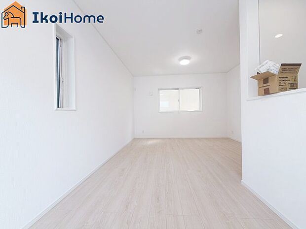 【居間・リビング】【ホームページに現地動画掲載中】●年中無休:当日予約可●明るく開放感もある1階13帖のLDKです。