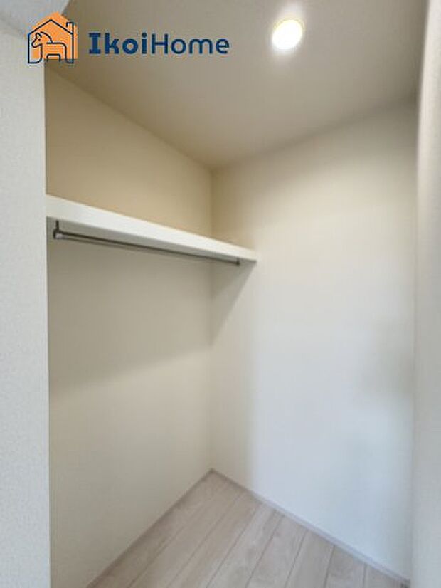 【ウォークインクローゼット】広いウォークインクローゼットはかさばりやすい衣類や大きな家電類も収納することができ、お部屋がスッキリとします。