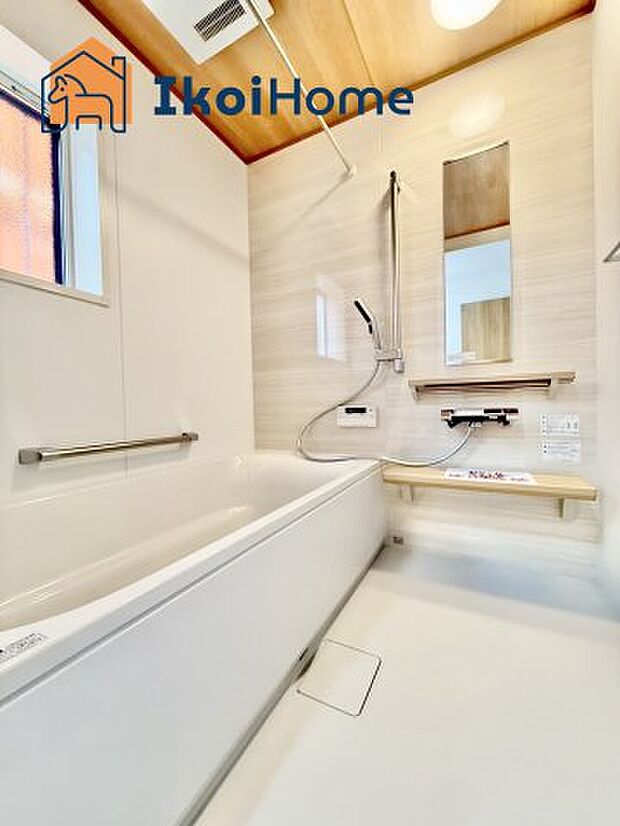 【お風呂】一般的な畳2枚分の浴室の広さになっています。お子様と一緒に入っても狭くありません。