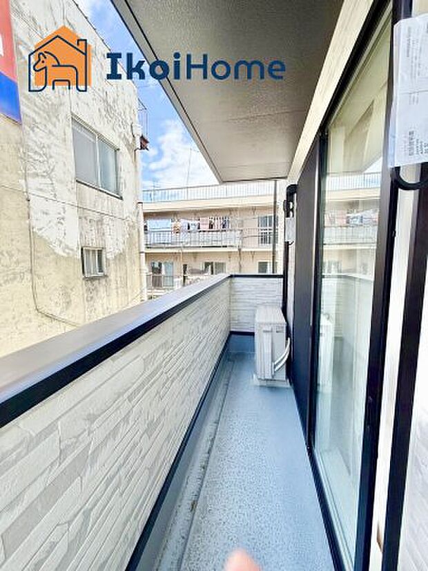 【バルコニー】屋根がついているので少しの雨なら濡れる心配もなく、外出時も急いで帰らなくても安心です。