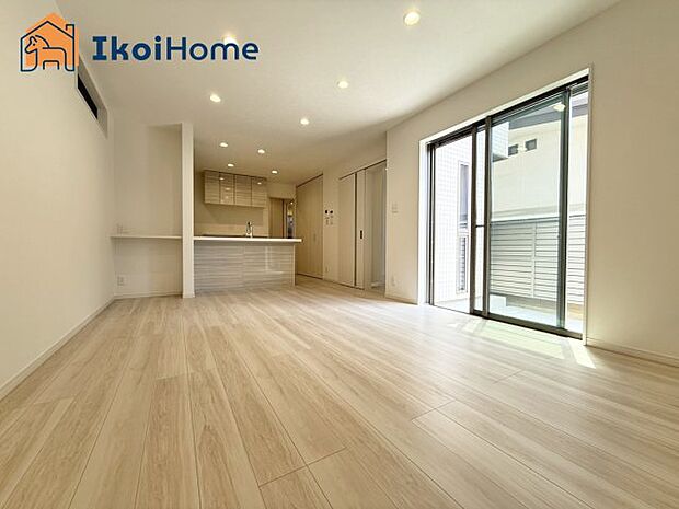 【居間・リビング】◆同社施工例◆フロアーコーティング・エアコン・壁掛けテレビ・などを住宅ローンに組込む事も可能です