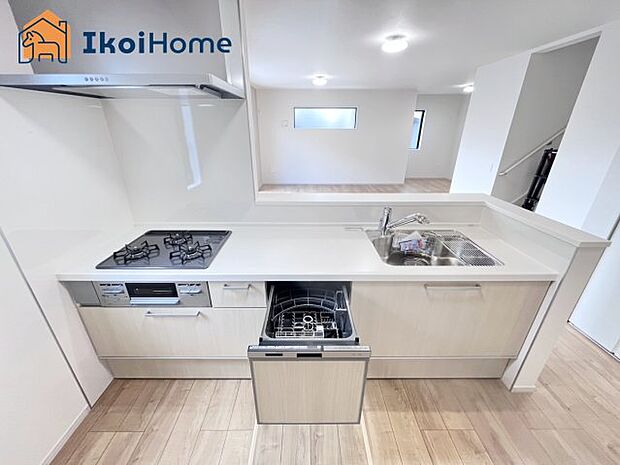 【キッチン】●施工例●カウンターキッチンは開放的な雰囲気があり、リビングとダイニングが一体化した空間を作り出しています。