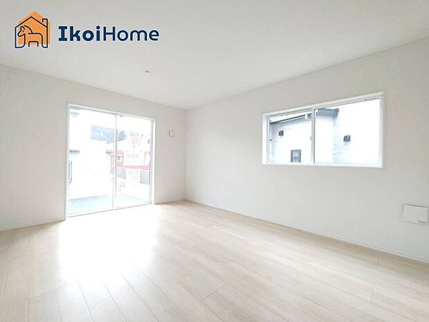 【居間・リビング】◆同社施工例◆広々としたLDKは開放感があり、大型家具を設置しても圧迫感がありません。