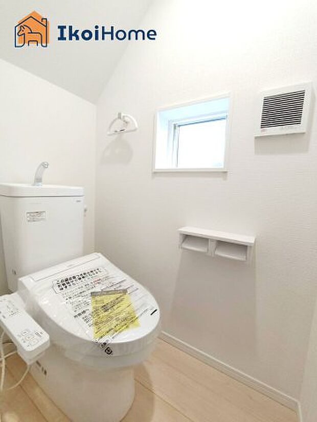 【トイレ】●施工例●トイレには温水洗浄便座機能付きで、冬も便座が冷たくないので腰冷えを避けられます。
