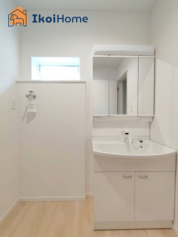 【洗面台】●施工例●三面鏡で左右や後ろ髪のセットもしやすく、非常に便利です。また、鏡の後ろも収納ができるので、洗面周りもスッキリします。