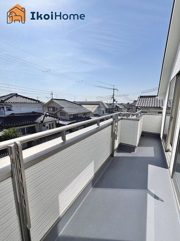 【バルコニー】屋根がないですがバルコニー屋根は約8万円から設置することも可能です。