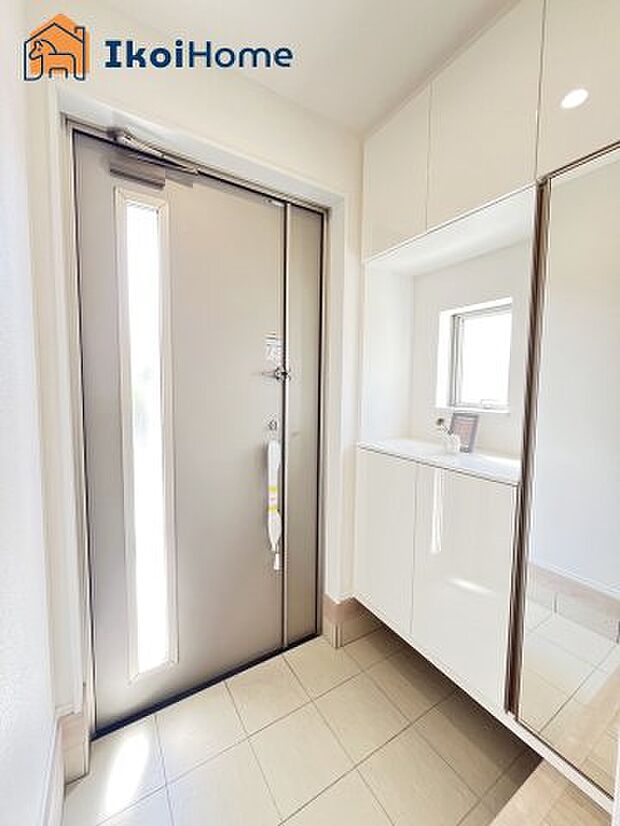 【シューズインクローゼット】鏡付きのシューズインクローゼットはお出かけ前に身だしなみをチェックすることができます。