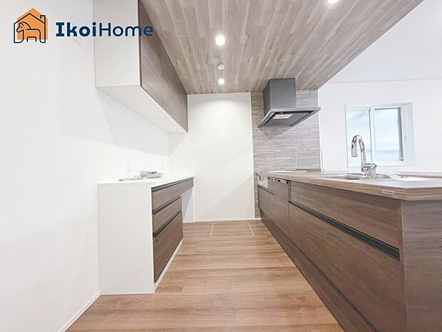 【カップボード】カップボードは普通の食器棚より約2倍の耐久性があり、長期間にわたり使用ができます。