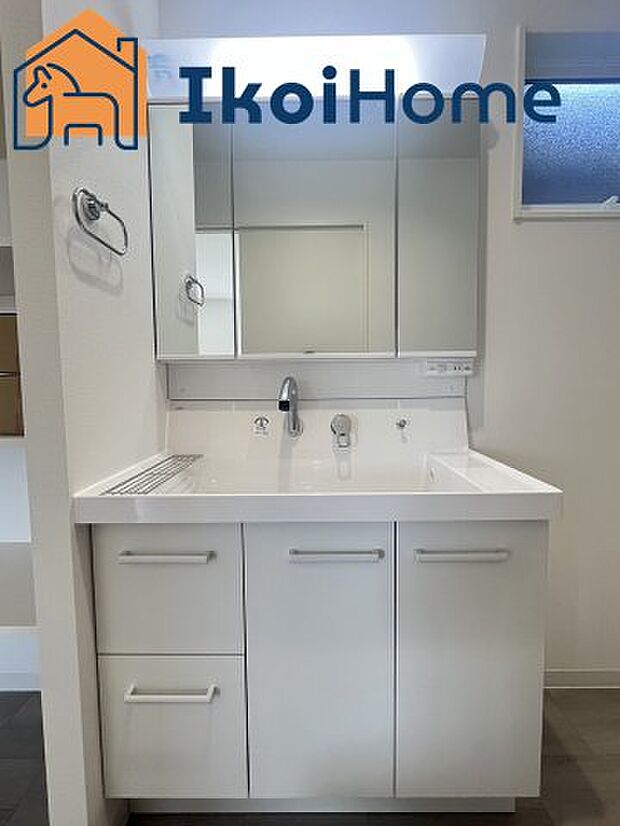 【洗面台】三面鏡で左右や後ろ髪のセットもしやすく、非常に便利です。また、鏡の後ろも収納ができるので、洗面周りもスッキリします。