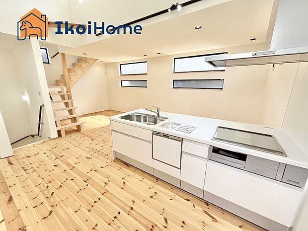 【キッチン】セミオープンタイプのキッチンになります。開放的で明るいです。