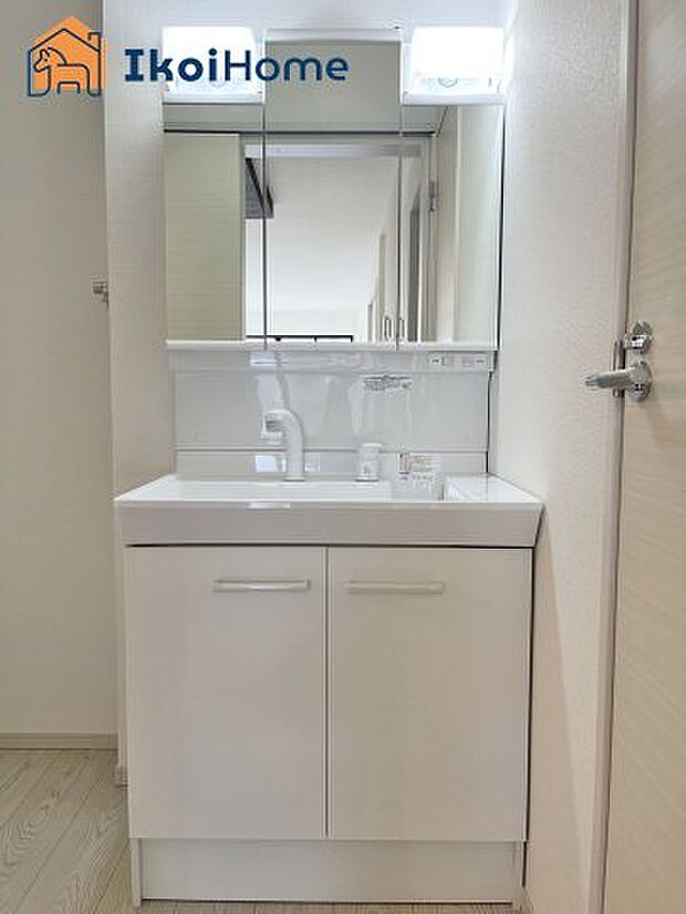 【洗面台】◆同社施工例◆三面鏡で左右や後ろ髪のセットもしやすく、非常に便利です。また、鏡の後ろも収納ができるので、洗面周りもスッキリします。