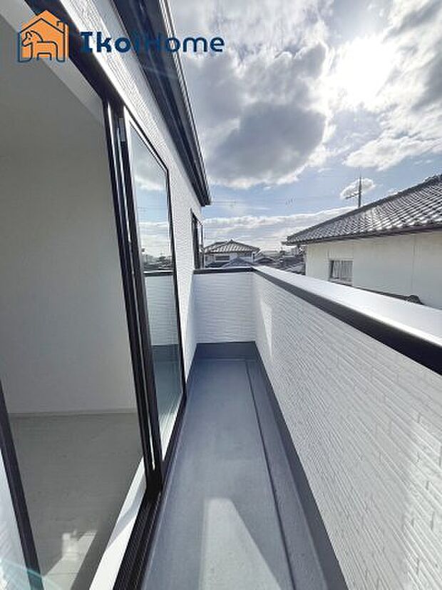 【バルコニー】◆同社施工例◆屋根がないですがバルコニー屋根は約8万円から設置することも可能です。