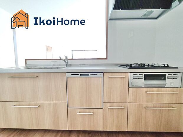 【キッチン】カウンターキッチンは開放的な雰囲気があり、リビングとダイニングが一体化した空間を作り出しています。