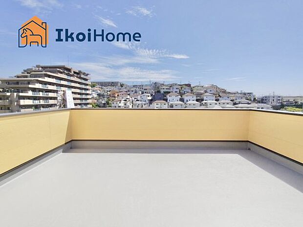 【バルコニー】ゆったりとしていて広いので、たくさんのお洗濯物を干せるだけでなく、お子様との遊びスペースとしても利用できます。