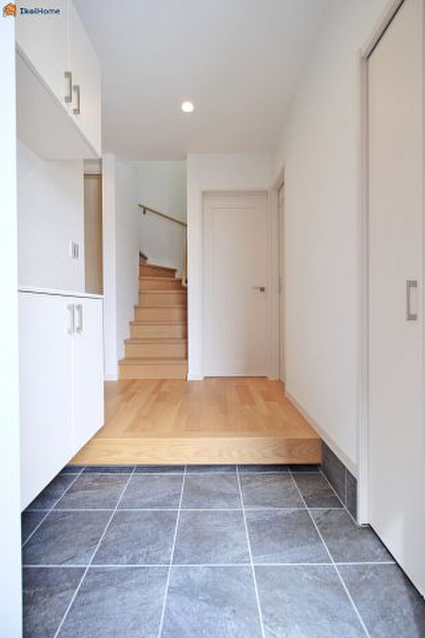 【玄関】●年中無休：当日予約可●玄関になります。大きな靴箱が付いていますので、大変便利でございます。