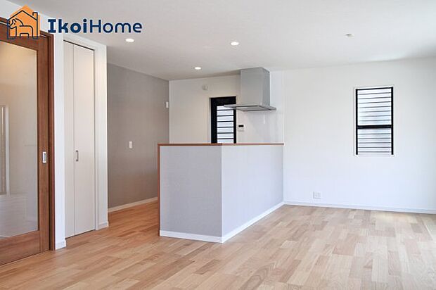 【キッチン】カウンターキッチンは開放的な雰囲気があり、リビングとダイニングが一体化した空間を作り出しています。