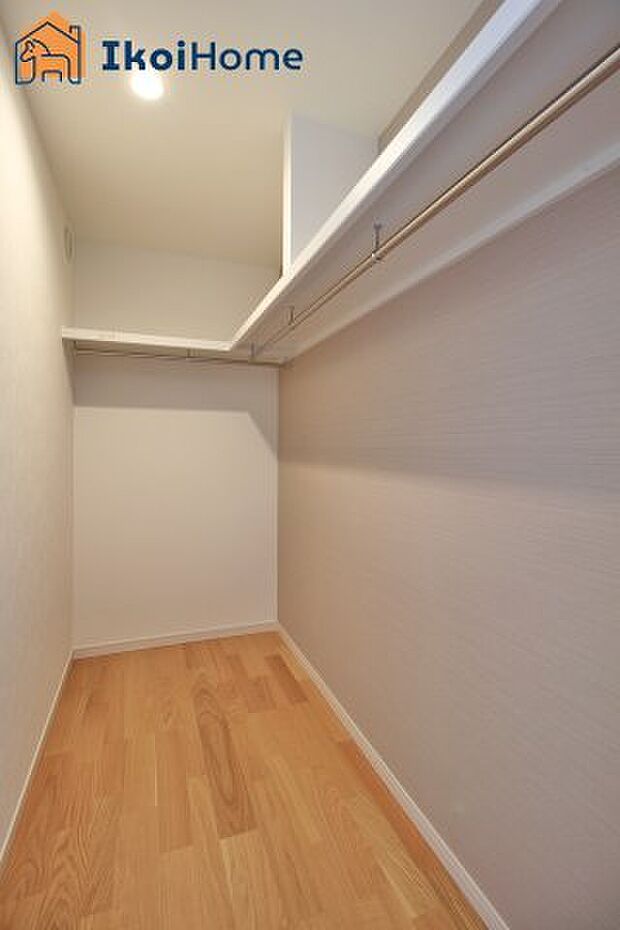 【ウォークインクローゼット】広いウォークインクローゼットはかさばりやすい衣類や大きな家電類も収納することができ、お部屋がスッキリとします。