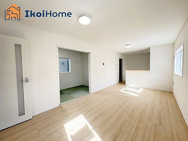 【居間・リビング】【ホームページに現地動画掲載中】●年中無休:当日予約可●明るく開放感もある1階15.7帖のLDKです。