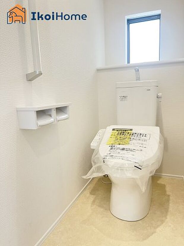 【トイレ】◆同社施工例◆トイレには温水洗浄便座機能付きで、冬も便座が冷たくないので腰冷えを避けられます。