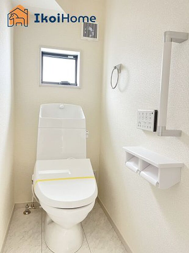 【トイレ】■同社施工例■トイレには温水洗浄便座機能付きで、冬も便座が冷たくないので腰冷えを避けられます。