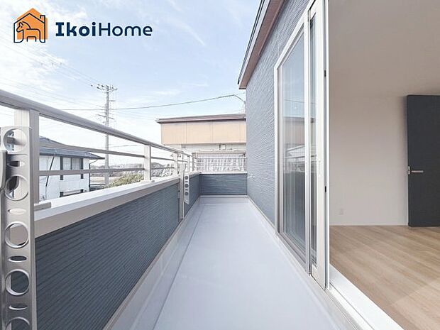 【バルコニー】屋根がないですがバルコニー屋根は約8万円から設置することも可能です。