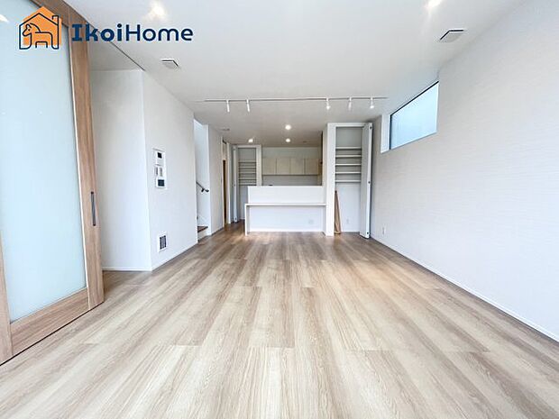 【居間・リビング】◆同社施工例◆フロアーコーティング・エアコン・壁掛けテレビ・などを住宅ローンに組込む事も可能です