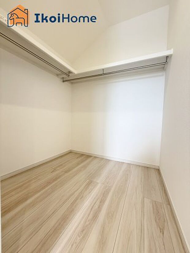 【ウォークインクローゼット】◆施工事例◆広いウォークインクローゼットはかさばりやすい衣類や大きな家電類も収納することができ、お部屋がスッキリとします。