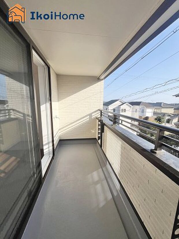 【バルコニー】◆同社施工例◆日当たりも良く、周辺に建物もないため安心して干せるほか、しっかりと日に当てて乾かすことができるので気持ちがいいです。