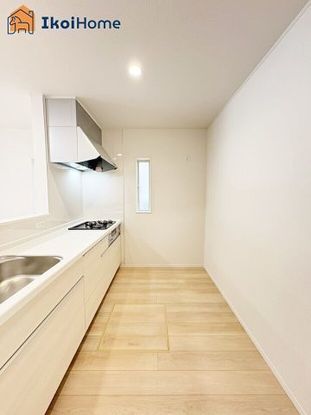 【キッチン】カウンターキッチンは開放的な雰囲気があり、リビングとダイニングが一体化した空間を作り出しています。