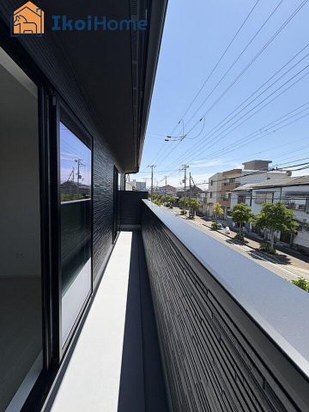 【バルコニー】屋根がないですがバルコニー屋根は約8万円から設置することも可能です。