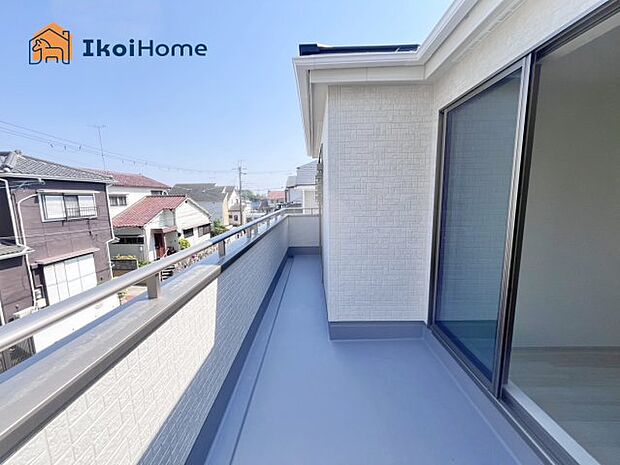 【バルコニー】屋根がないですがバルコニー屋根は約8万円から設置することも可能です。