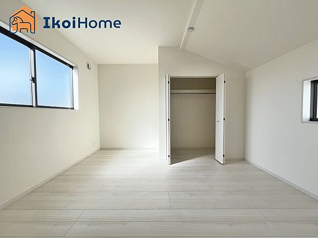 【クローゼット】施工例●広いクローゼットはかさばりやすい衣類や大きな家電類も収納することができ、お部屋がスッキリとします。