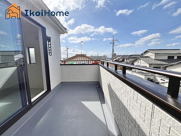 【バルコニー】■施工例■屋根がないですがバルコニー屋根は約8万円から設置することも可能です。