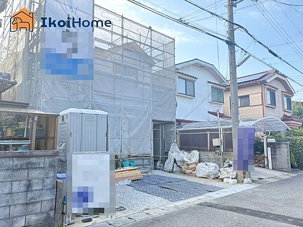 【外観】●お車は並列3台可能です!前面道路も広く約6mございますのでお車の出し入れも楽々!