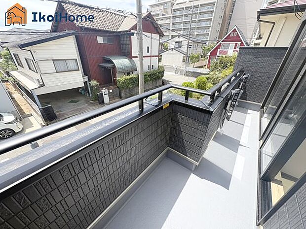 【バルコニー】屋根がないですがバルコニー屋根は約8万円から設置することも可能です。