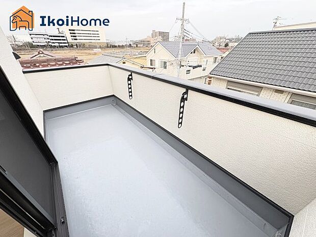 【バルコニー】施工例・屋根がないですがバルコニー屋根は約8万円から設置することも可能です。