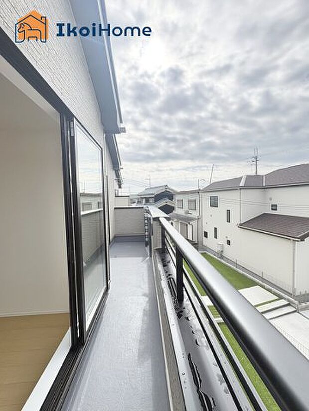 【バルコニー】屋根がないですがバルコニー屋根は約8万円から設置することも可能です。