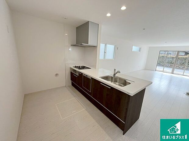 リビングと統一感があり、使い勝手のいいキッチン。広々としているので、二人並んで作業が出来ちゃいます。お子様と一緒に色々なお料理に挑戦できるスペースがあります。