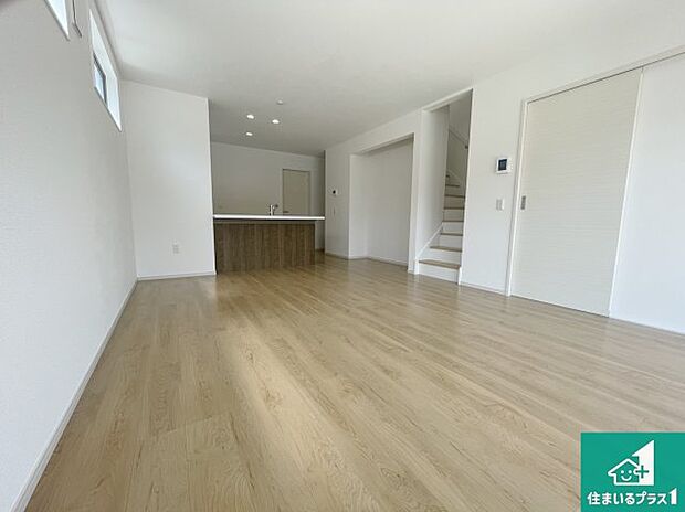 シンプルなリビングは、観葉植物等のインテリアを楽しめますね!パパ好みにも、ママ好みにも家具次第で雰囲気を変えることができます!