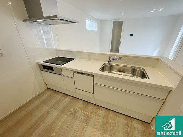 リビングと統一感があり、使い勝手のいいキッチン。広々としているので、二人並んで作業が出来ちゃいます。お子様と一緒に色々なお料理に挑戦できるスペースがあります。