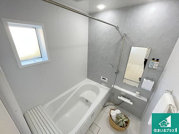 足をゆったり伸ばして寛げる浴槽です。窓が設けられていますので差し込む光が明るく穏やかな雰囲気にしてくれます♪浴室乾燥機も設置しているので、雨の日の洗濯物も安心です♪